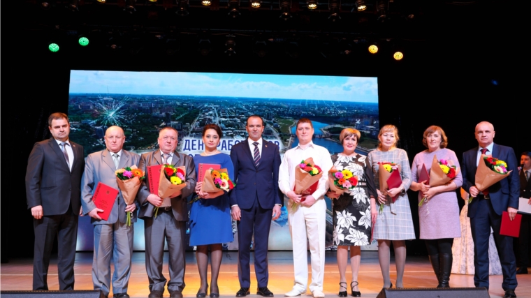 Михаил Игнатьев поздравил с профессиональным праздником работников ЖКХ и сферы бытового обслуживания