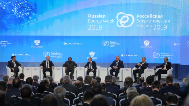 Глава Чувашии принял участие в пленарном заседании Российской энергетической недели, на котором выступил Президент России Владимир Путин
